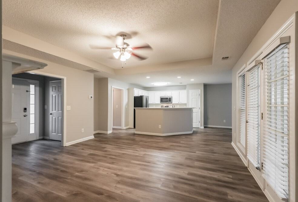 173 Revolutionary Dr - Photo 4 of 16