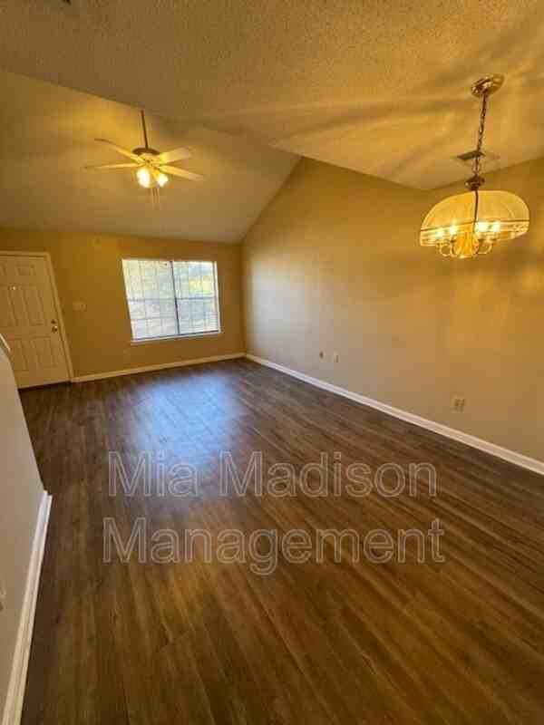 141 Hunt Club Ct - Photo 3 of 16