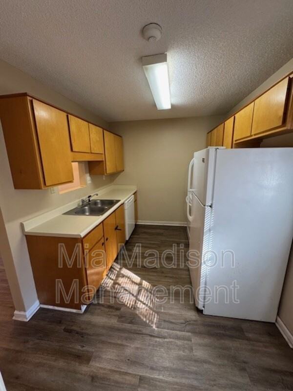 141 Hunt Club Ct - Photo 4 of 16
