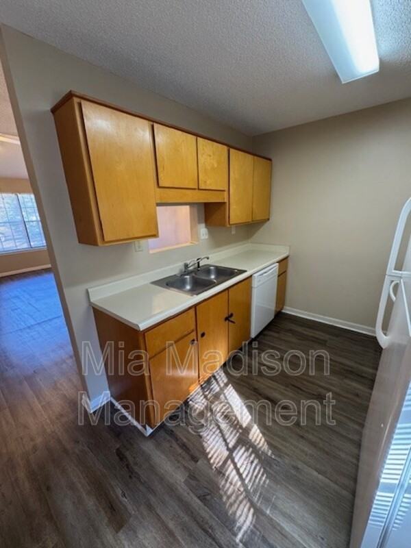 141 Hunt Club Ct - Photo 5 of 16