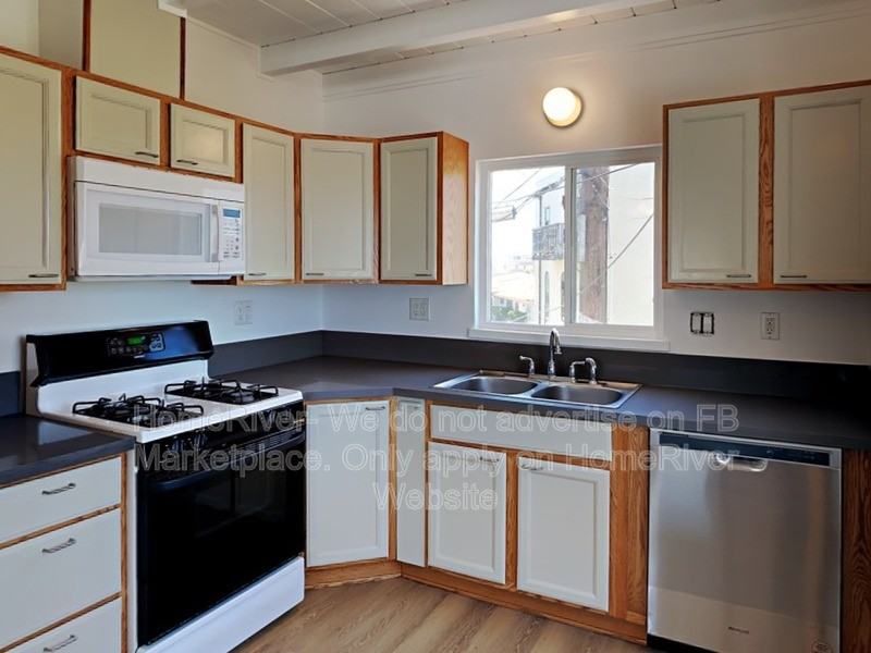 218 Cahuenga Dr #2 - Photo 4 of 24