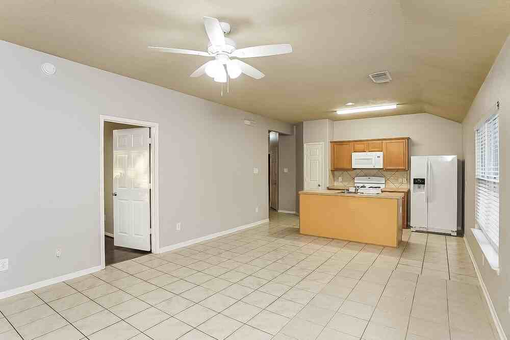 11303 Northam Dr - Photo 5 of 16