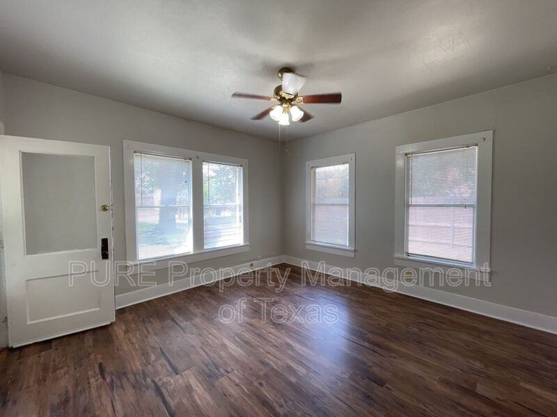 606 Mesquite St - Photo 3 of 27