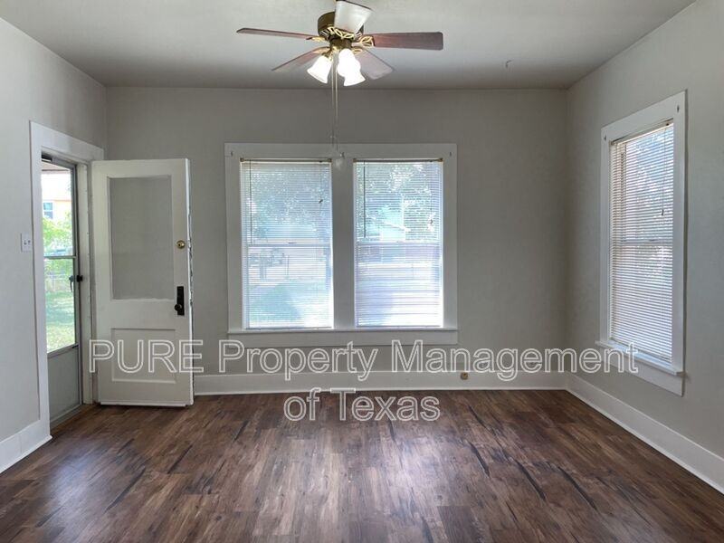 606 Mesquite St - Photo 4 of 27