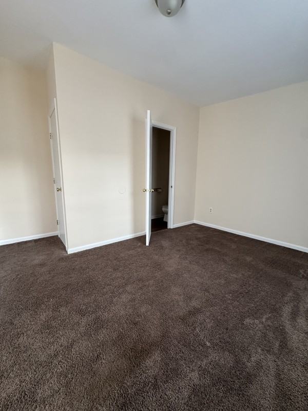 1323 E 10th St - Photo 4 of 16