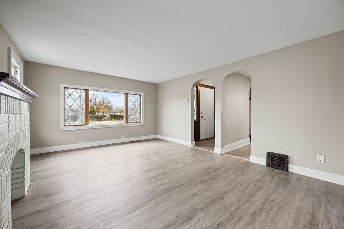 2615 Genesee Street - Photo 2 of 9