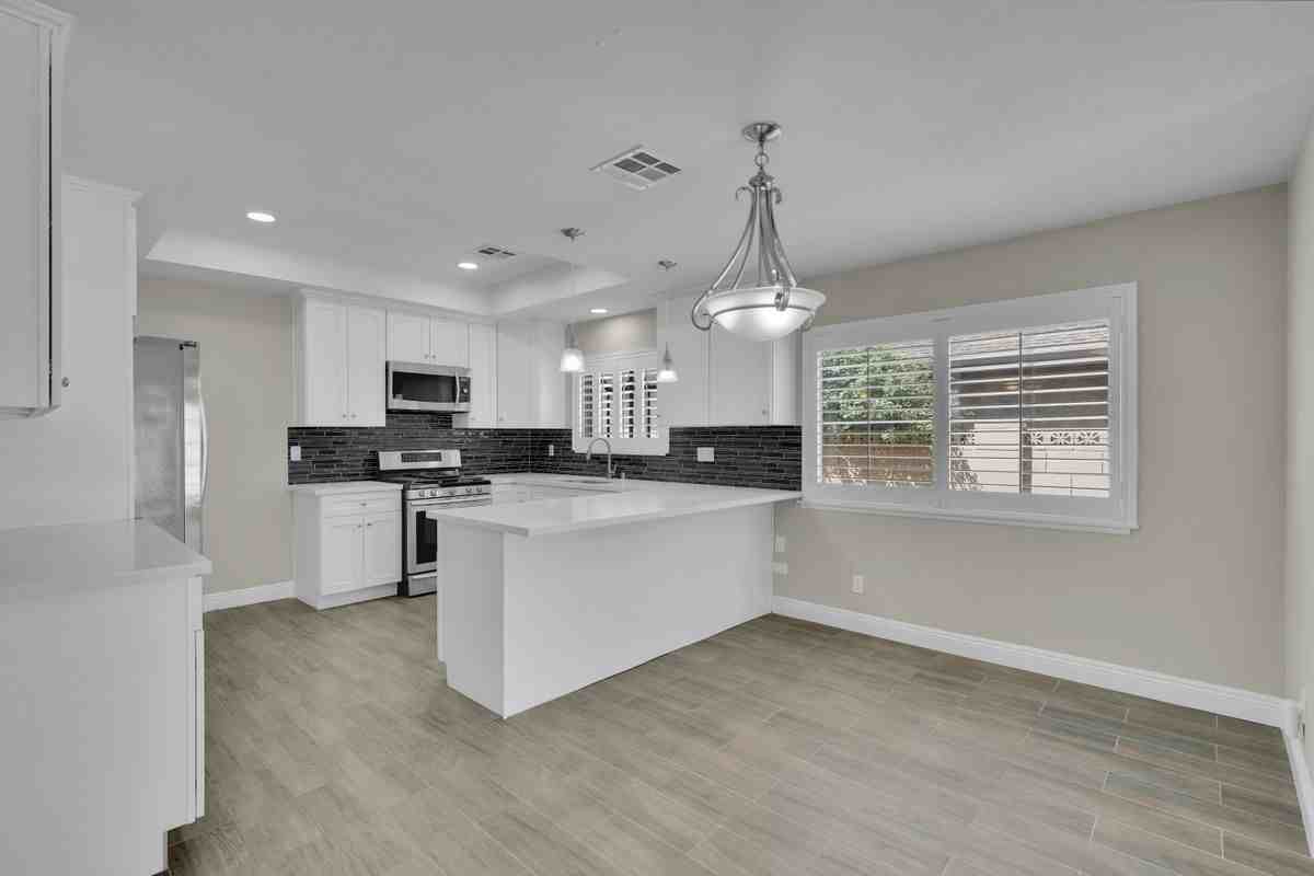 20111 Lakemore Drive - Photo 4 of 16