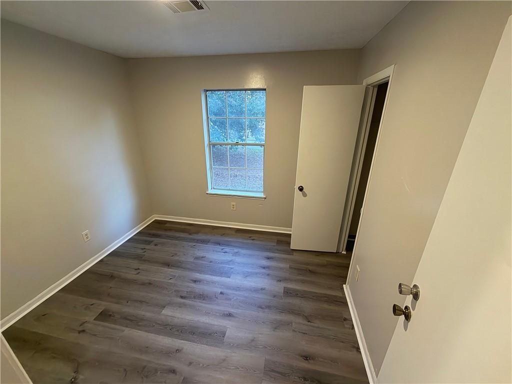 1744 Vauxhall Drive - Photo 4 of 10