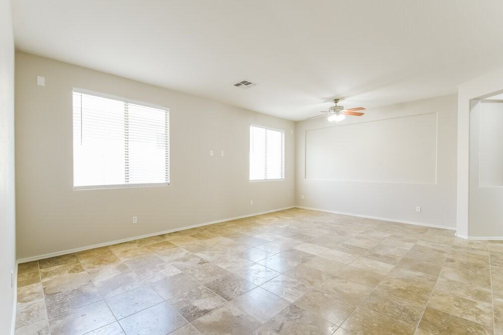 2226 W Oyer Ln - Photo 3 of 16