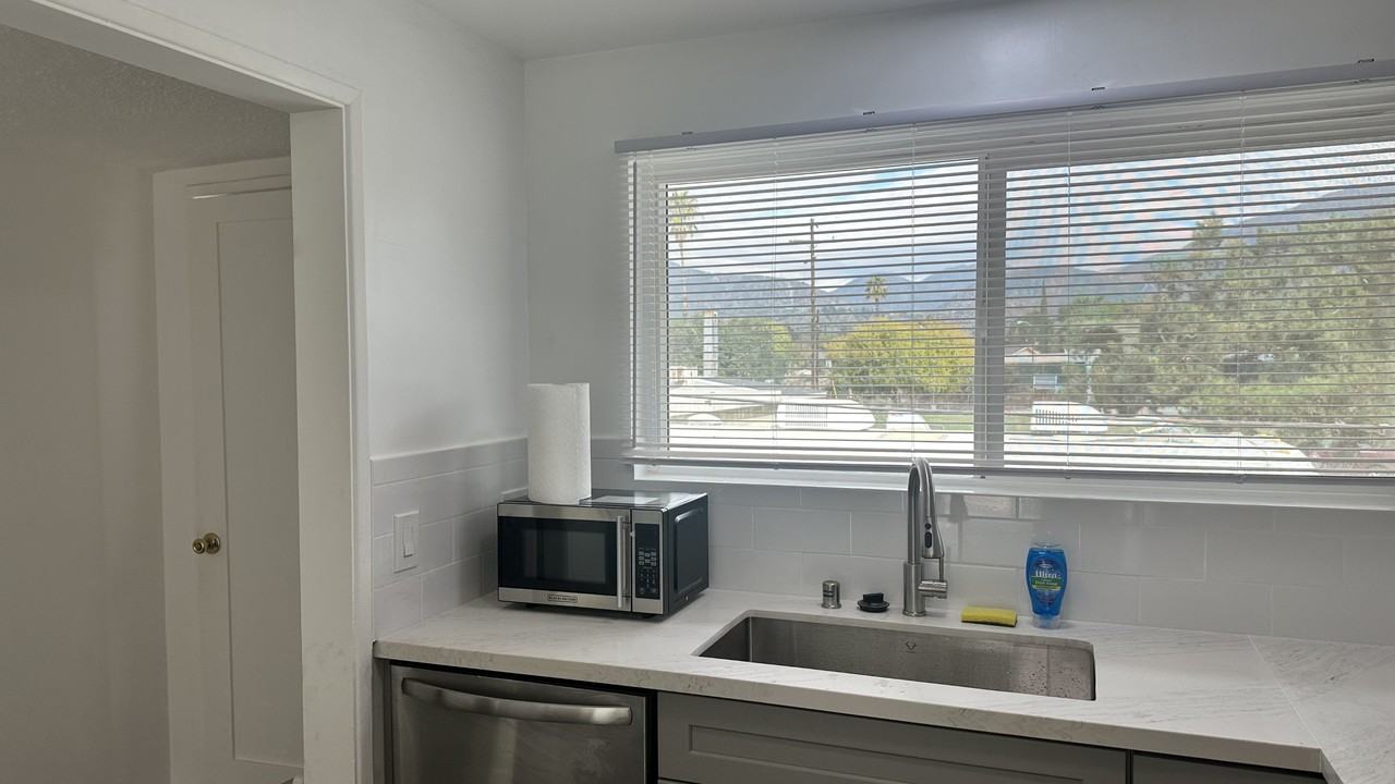 2143 Windsor Ave #C - Photo 7 of 26