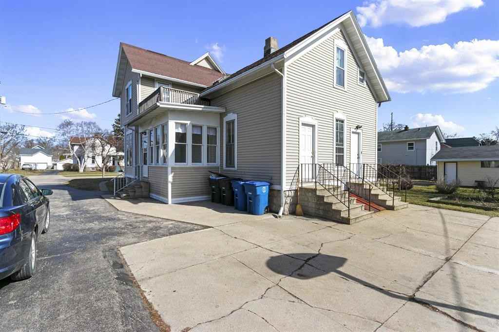 319 E Irving Ave - Photo 2 of 14