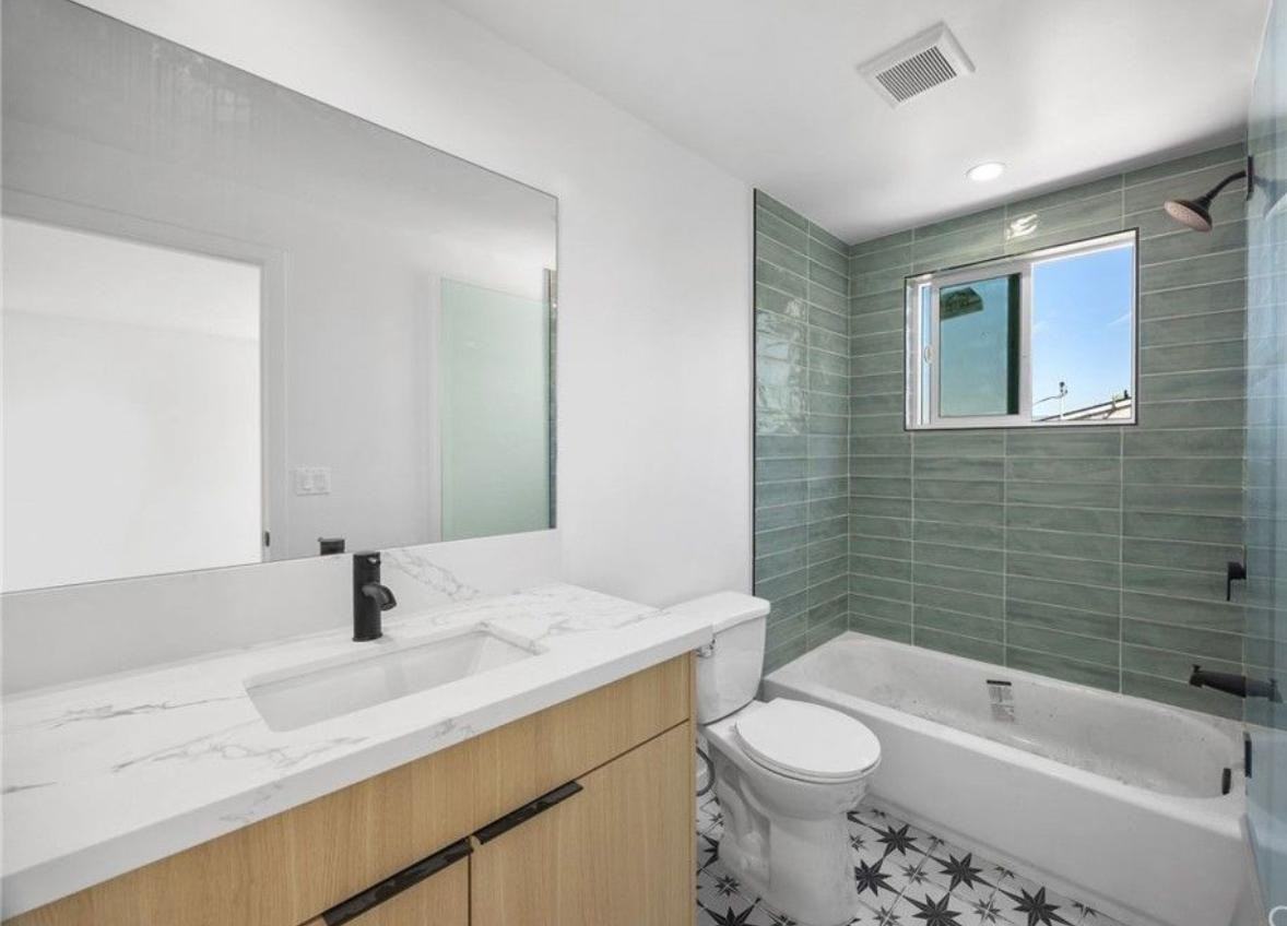 4511 Rosewood Avenue #1 - Photo 5 of 8