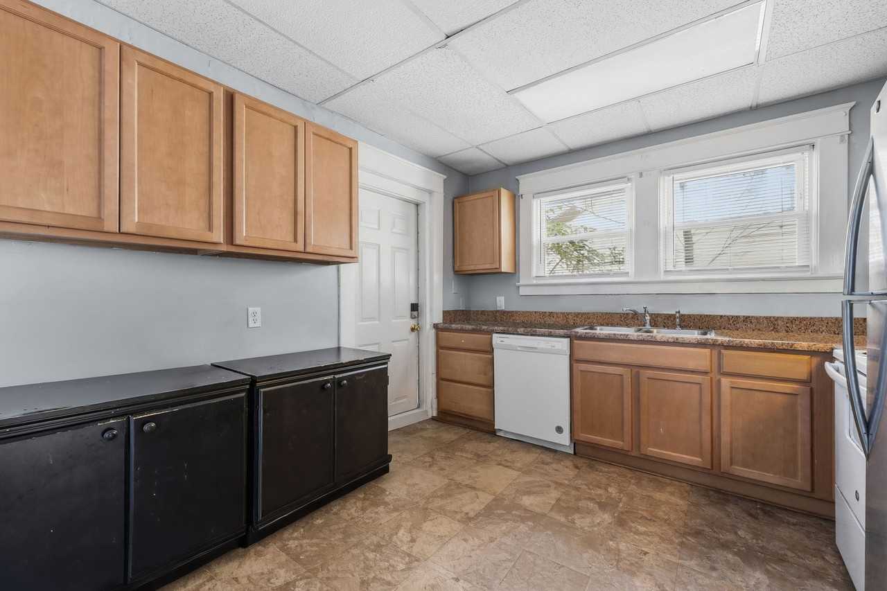 1402 W Market St #1402 - Photo 3 of 32