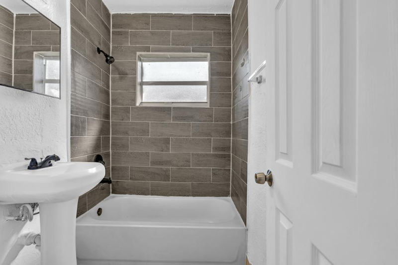 705 Nwterrace #705UNIT2 - Photo 5 of 8