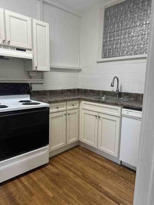 1631 S Main St #2 - Photo 5 of 10