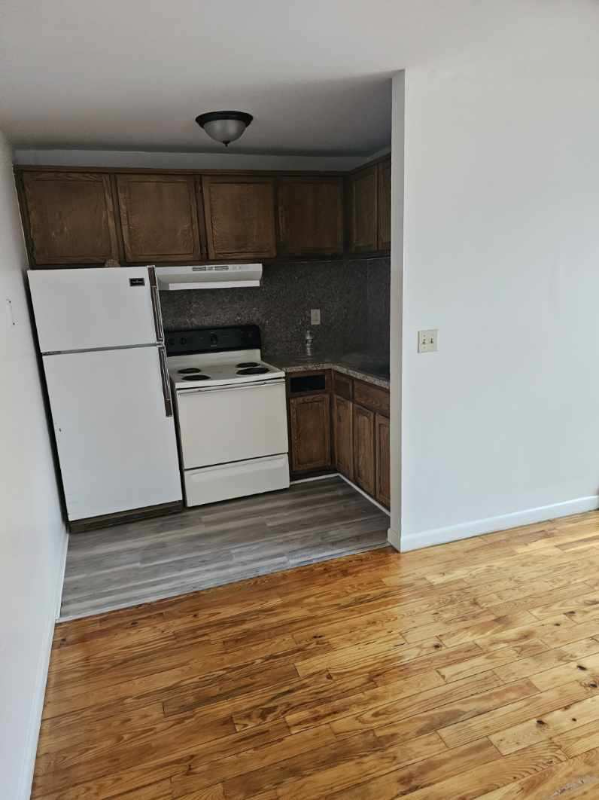 575 Farmington Avenue #403 - Photo 2 of 3