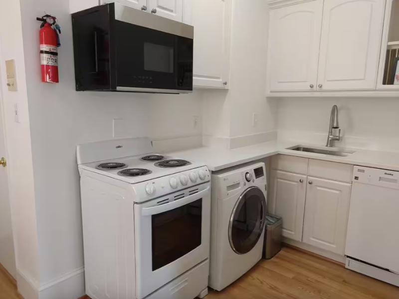 131 C Street Southeast #1 - Photo 5 of 10