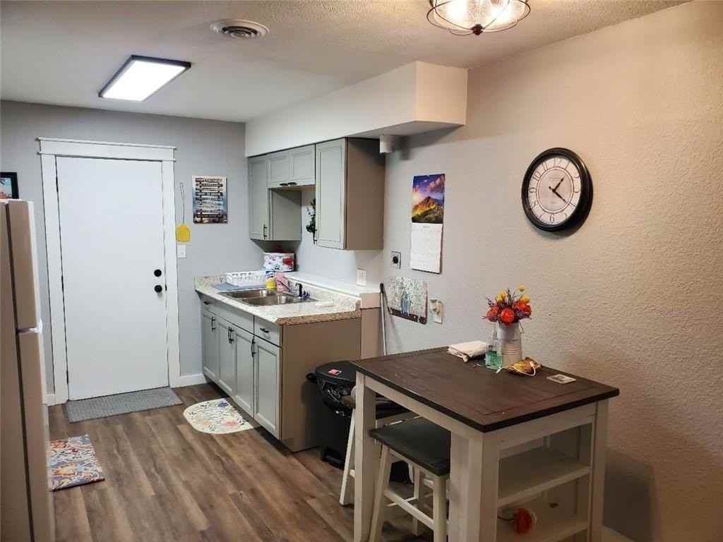 722 S Oak Hill St - Photo 3 of 8