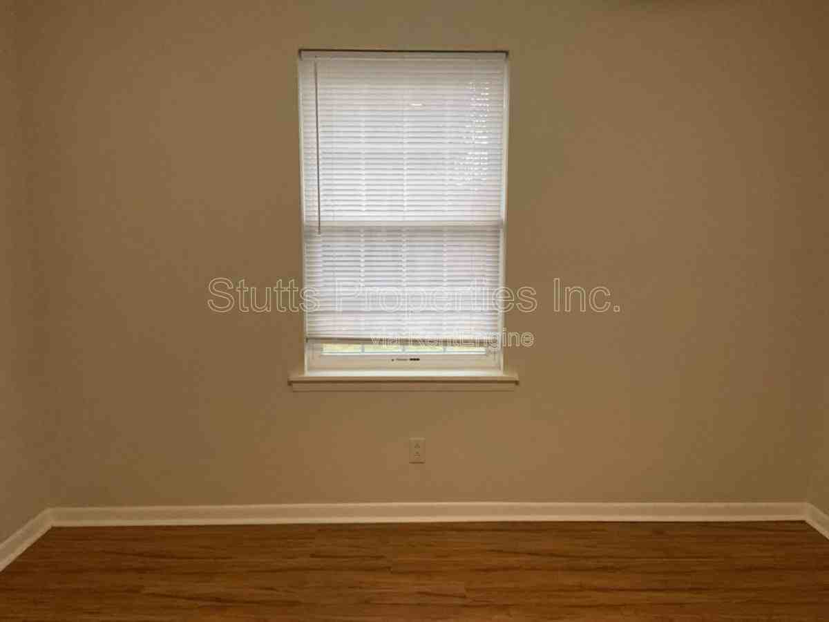 2511 Evergreen Ave - Photo 3 of 10