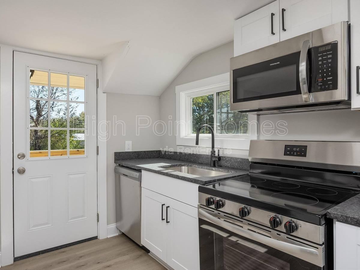 1201 East 32nd Street #B - Photo 2 of 10