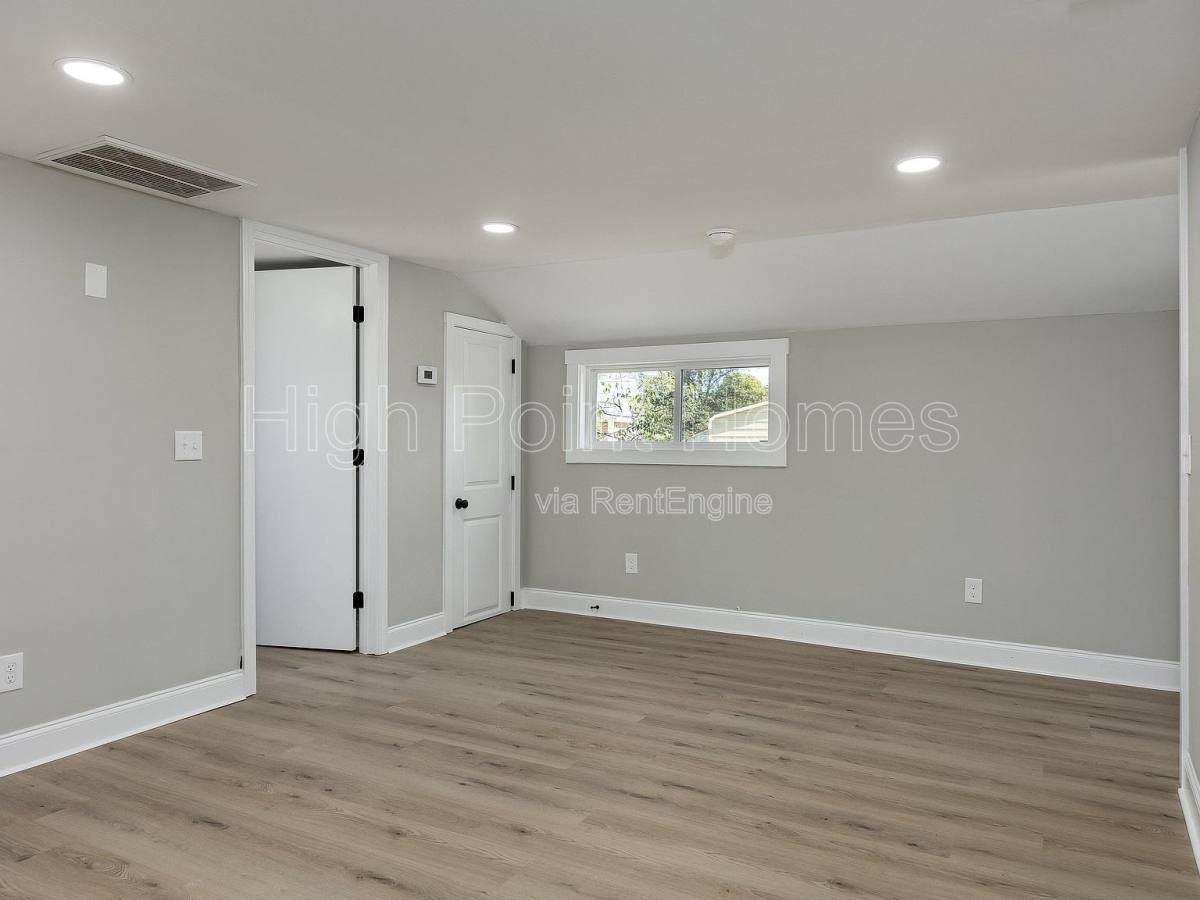 1201 East 32nd Street #B - Photo 5 of 10