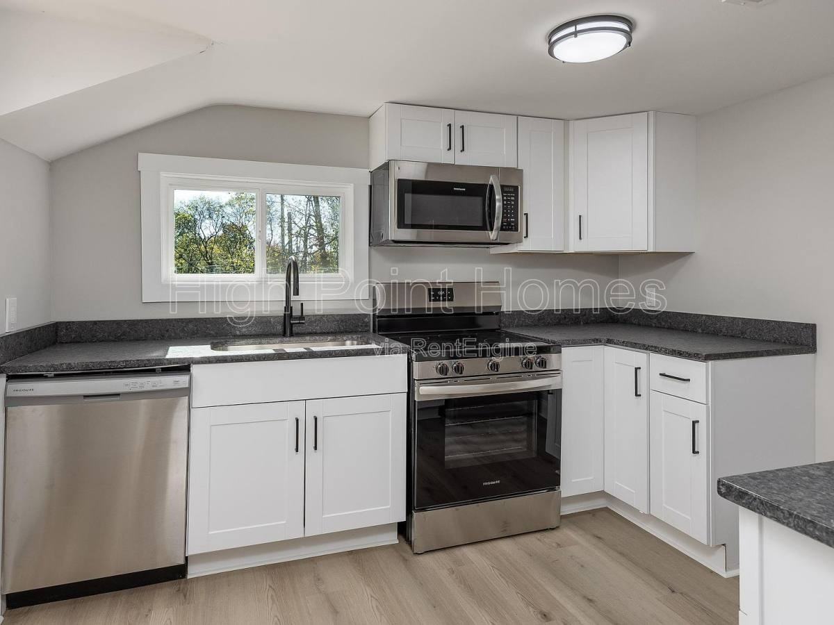 1201 East 32nd Street #B - Photo 6 of 10