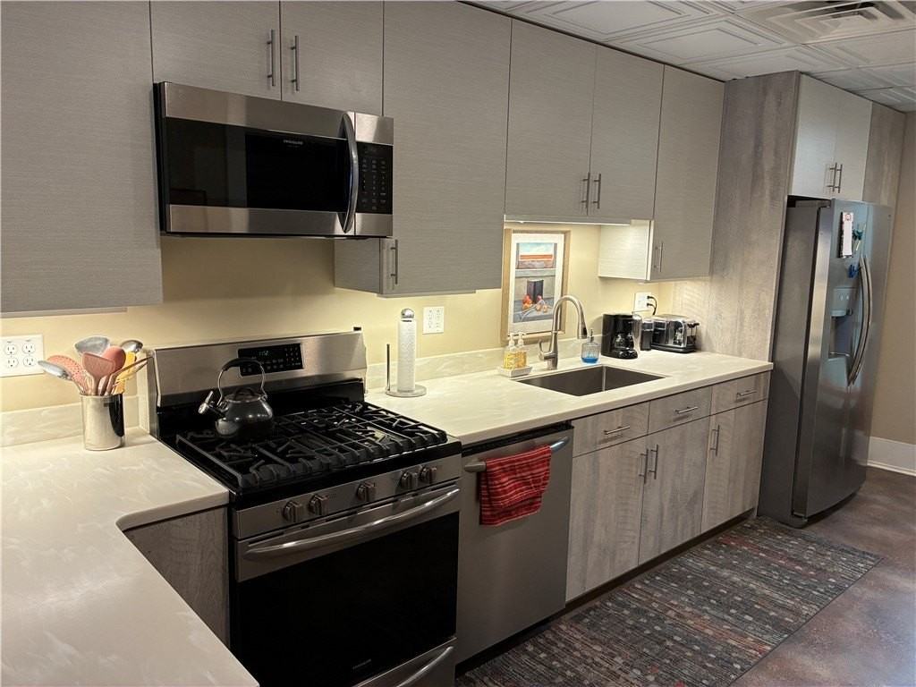 136 E State St - Photo 7 of 38