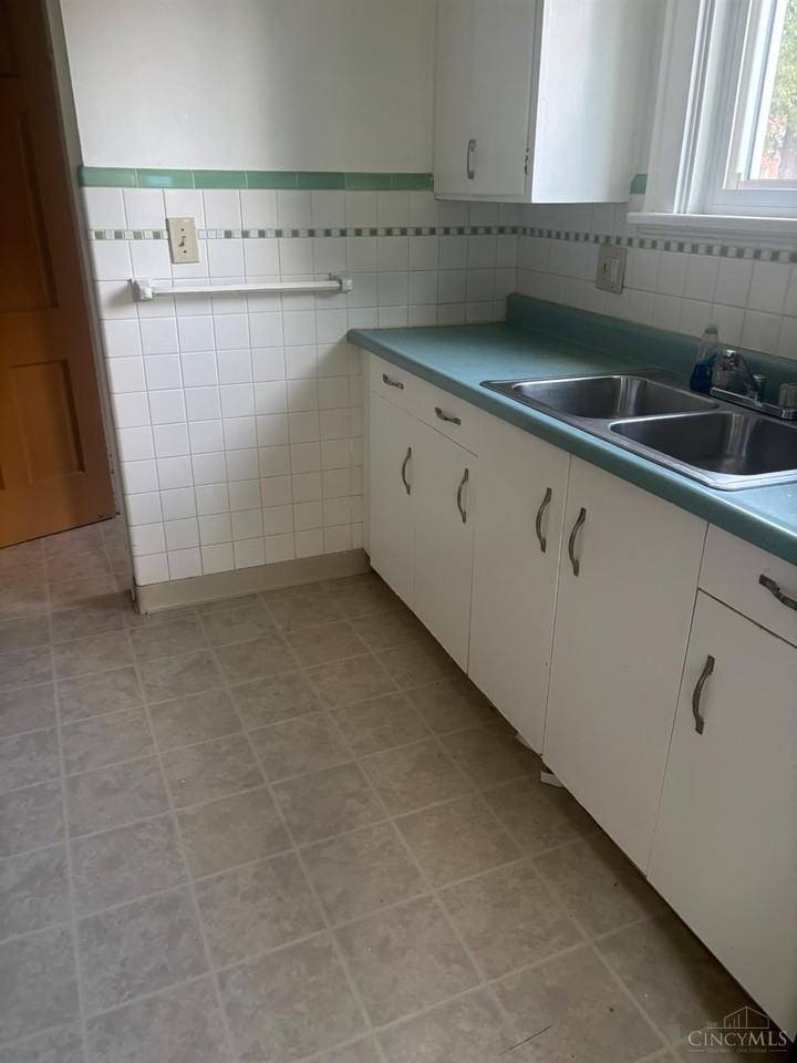 1411 Robinwood Avenue - Photo 7 of 10