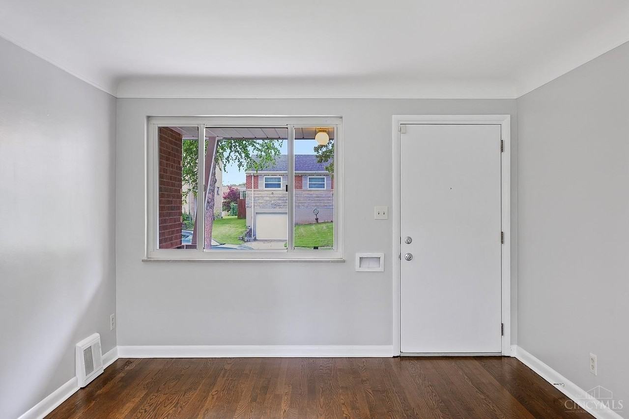 1723 Tuxworth Ave - Photo 6 of 38