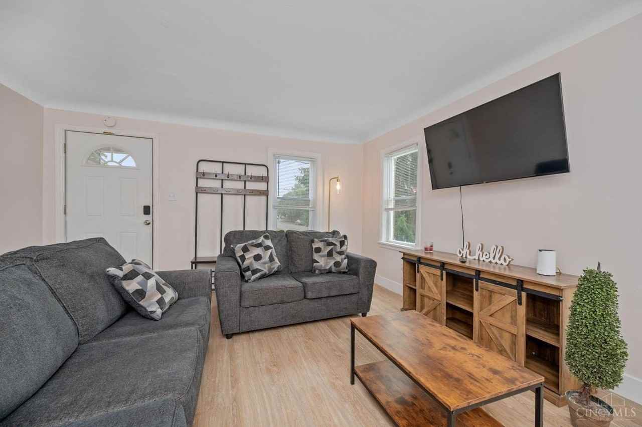 3851 Superior Avenue - Photo 5 of 32