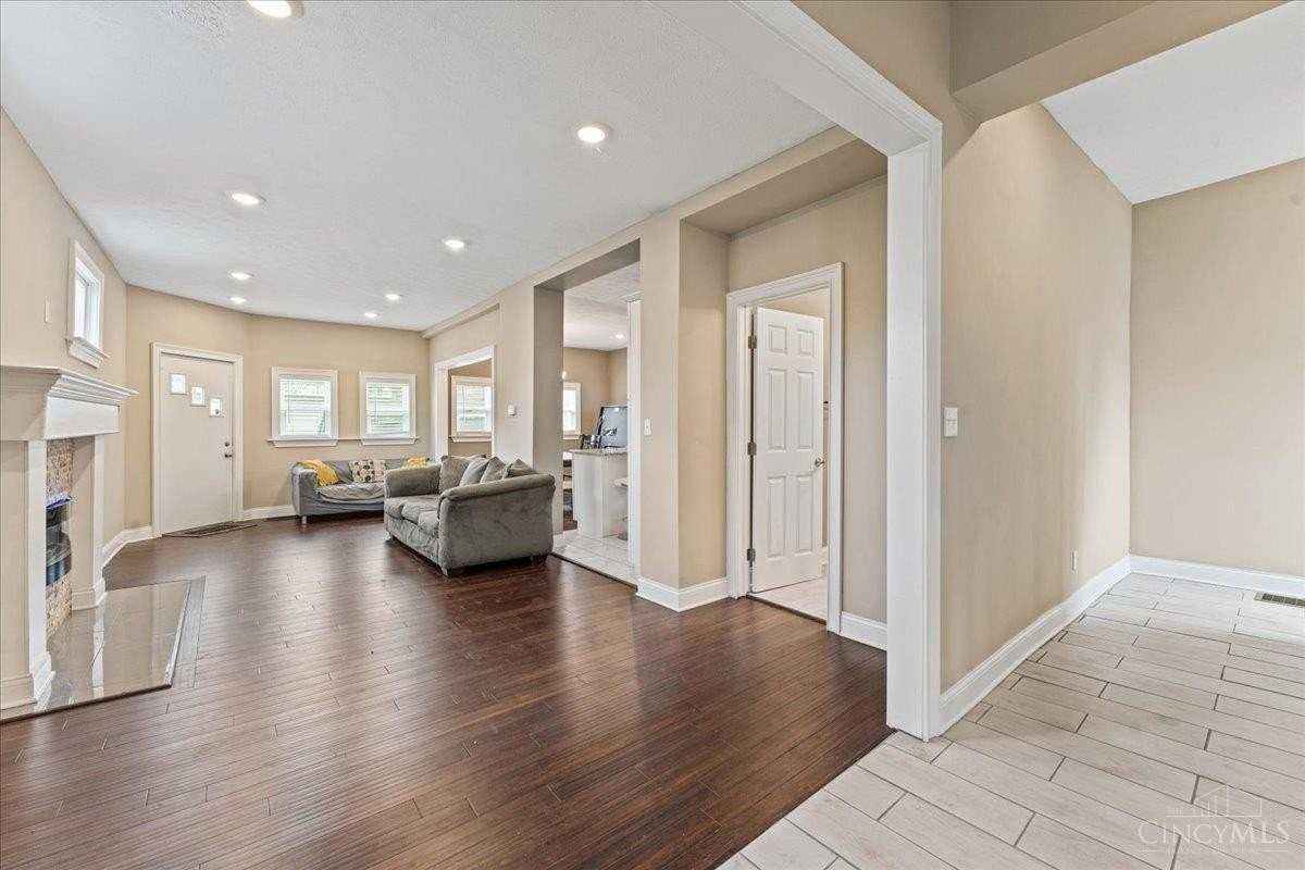 5621 Rolston Ave - Photo 5 of 30