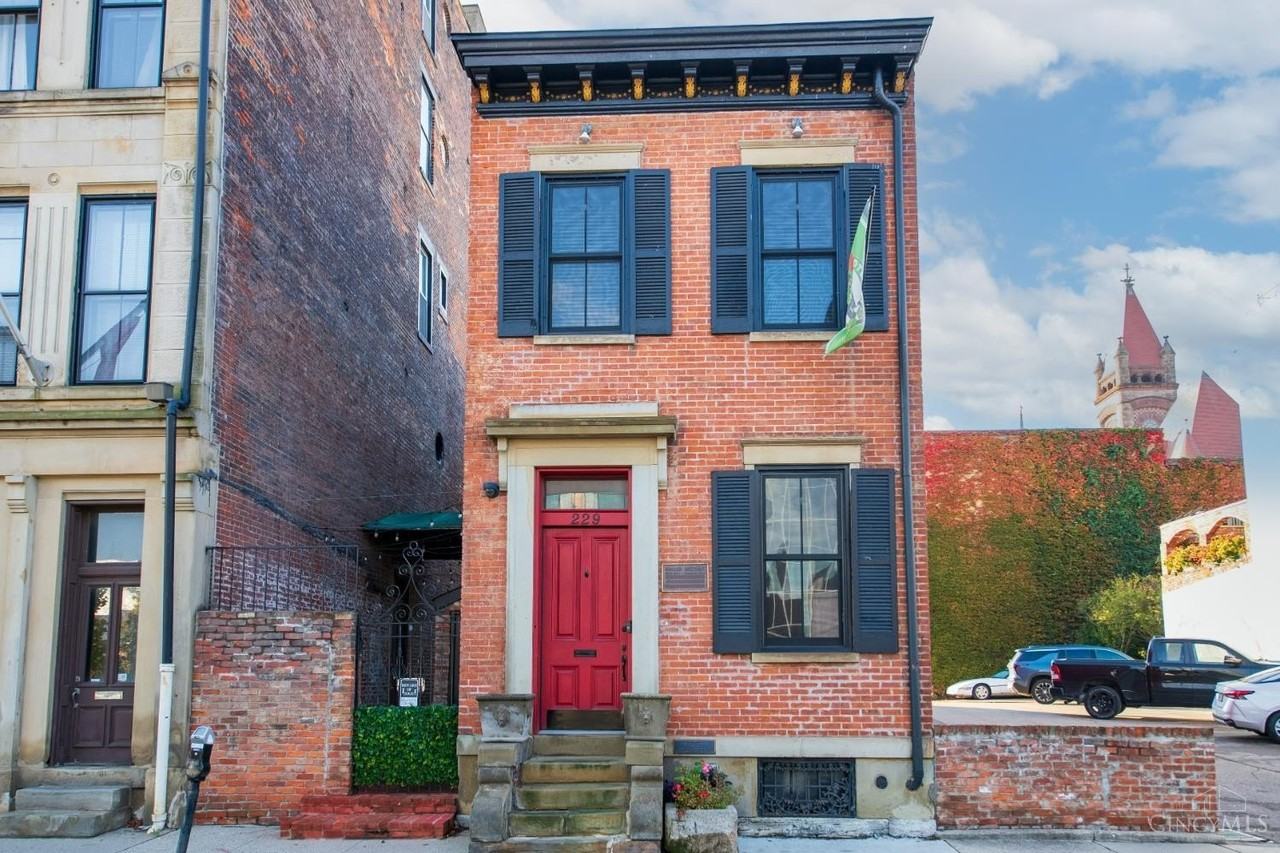 229 W Court St - Photo 2 of 50