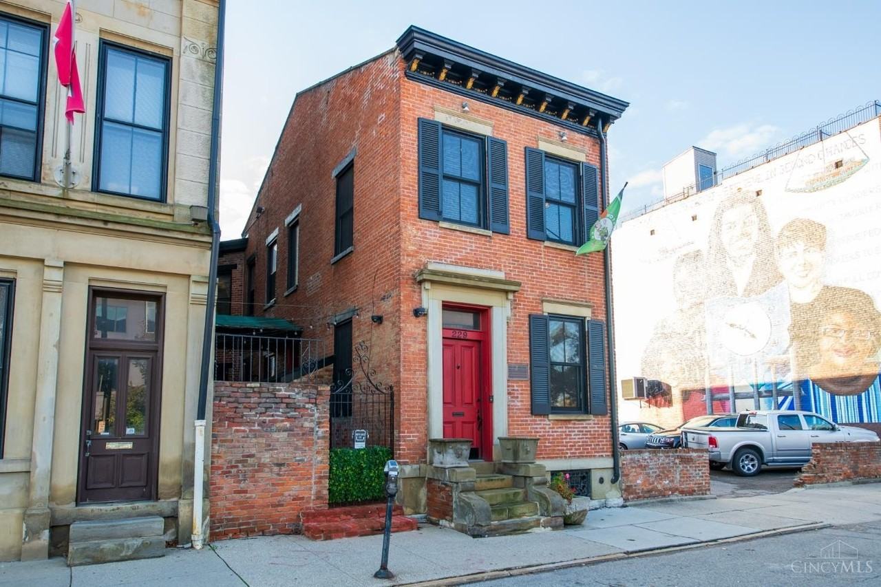 229 W Court St - Photo 3 of 50