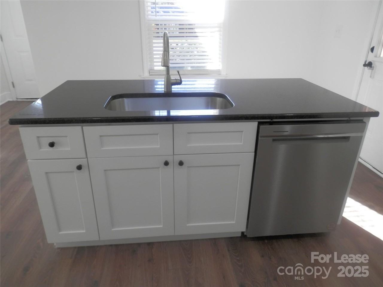 1712 Washington Ave - Photo 6 of 32