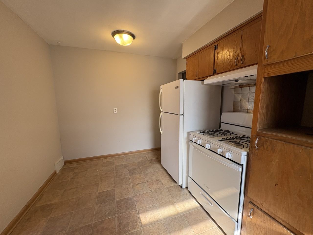 307 Washington Avenue South - Photo 4 of 12