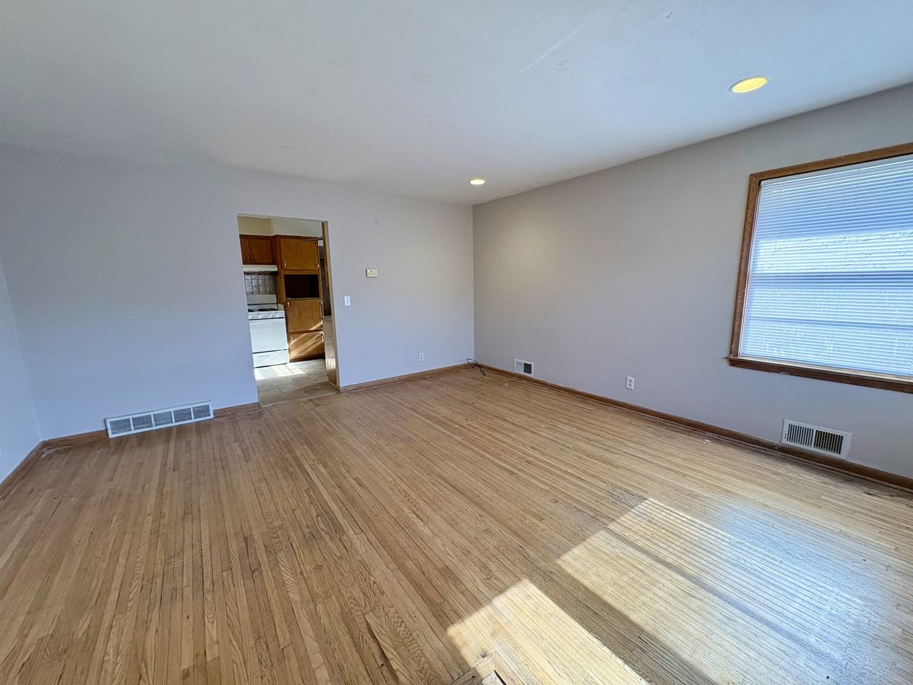 307 Washington Avenue South - Photo 5 of 12