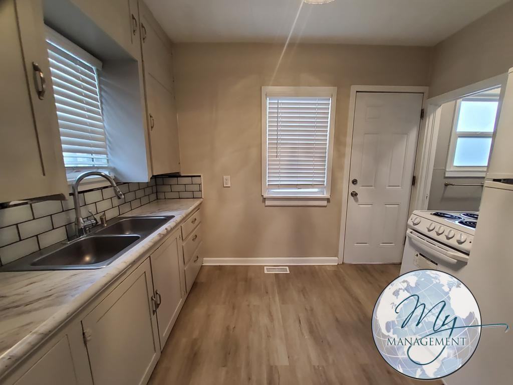 246 Lois St - Photo 2 of 13