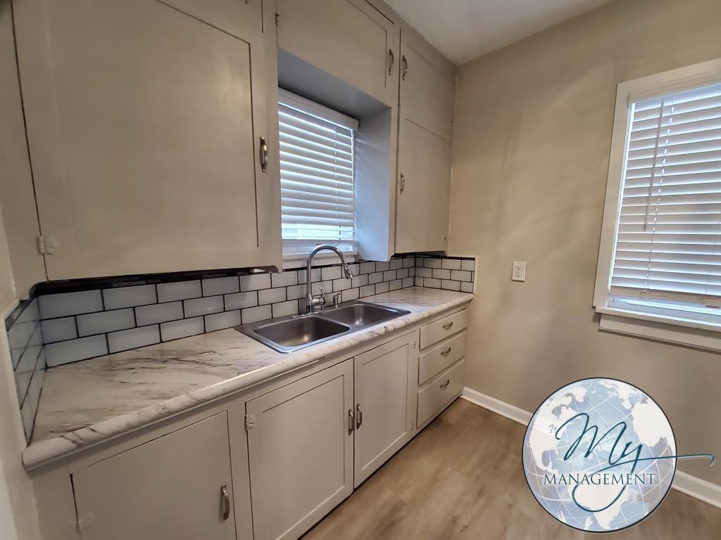 246 Lois St - Photo 3 of 13