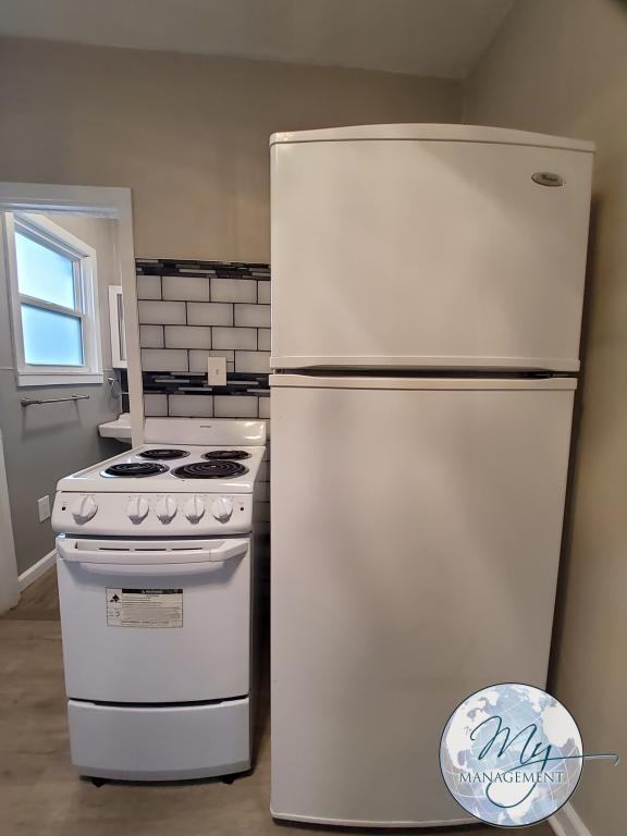 246 Lois St - Photo 4 of 13