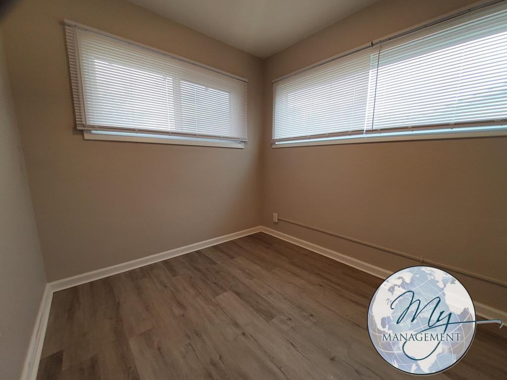 246 Lois St - Photo 5 of 13