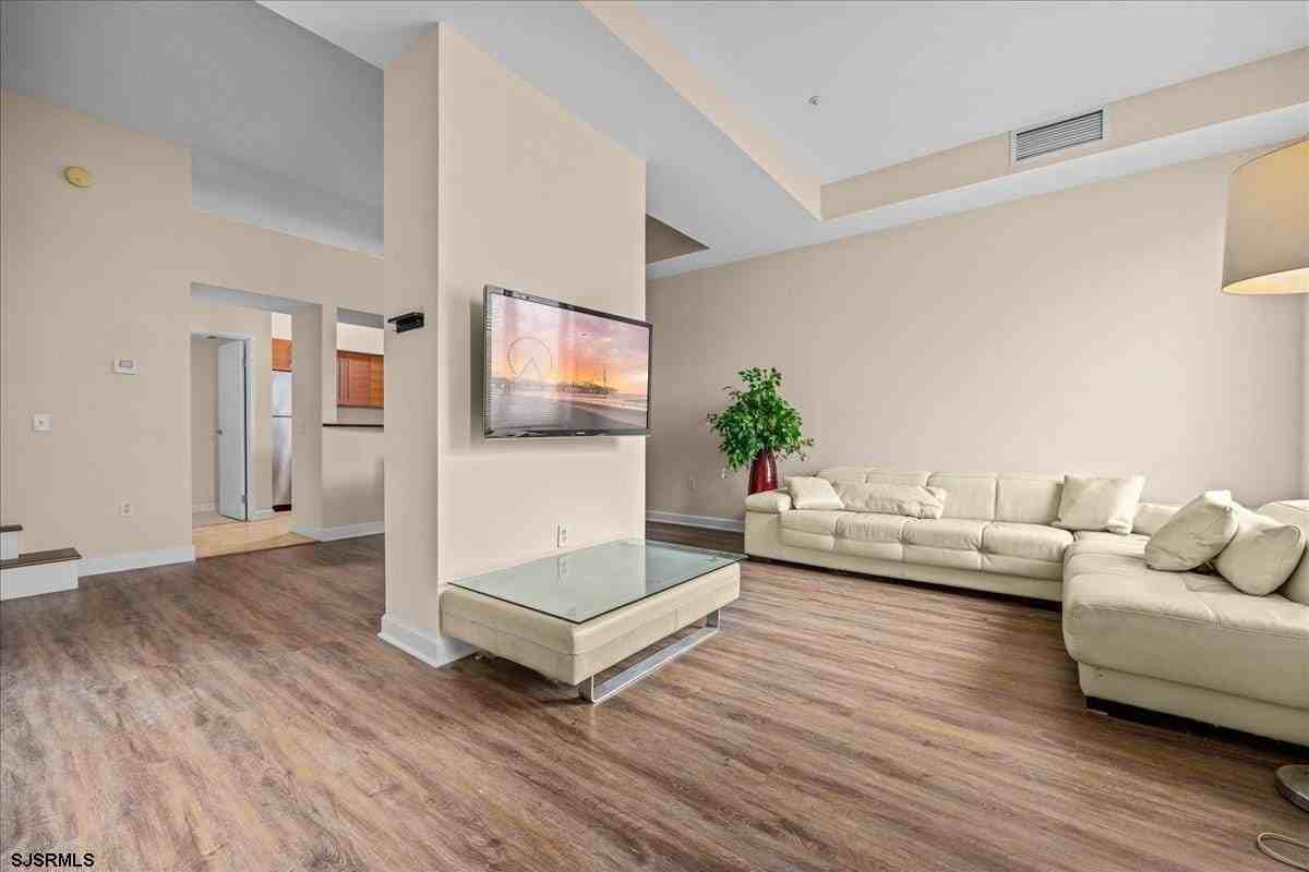 526 Pacific Avenue #TH2 - Photo 5 of 26