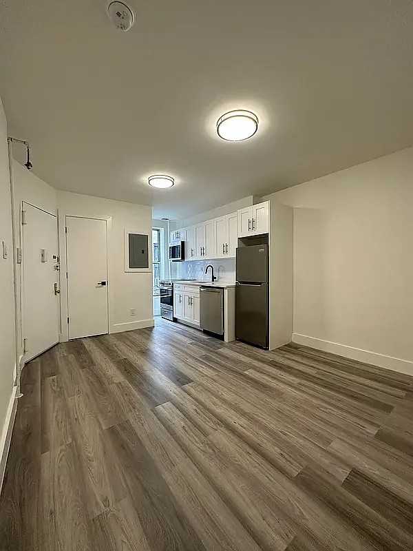 416 W 56Th St - Photo 7 of 8