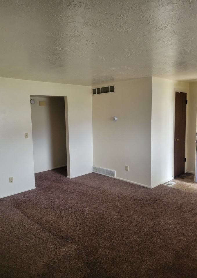 1682 Nw - Photo 3 of 6