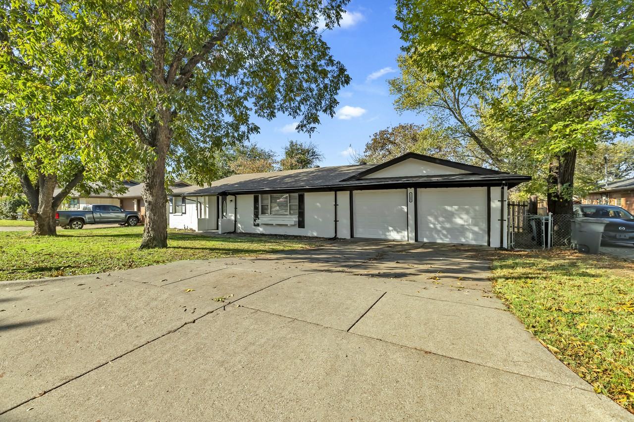 1209 Desiree Ln - Photo 3 of 28