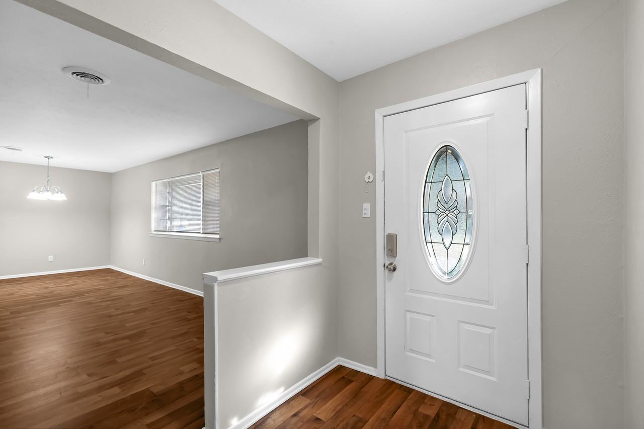 1209 Desiree Ln - Photo 4 of 28