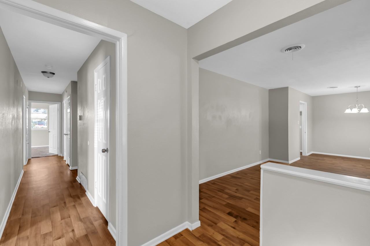 1209 Desiree Ln - Photo 5 of 28