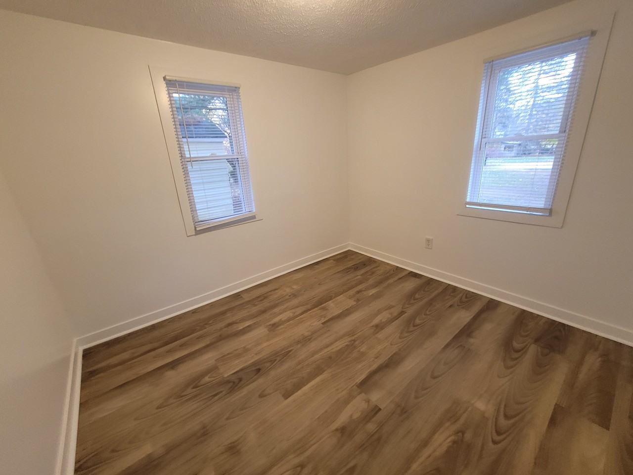 741 Holland Ave - Photo 4 of 14