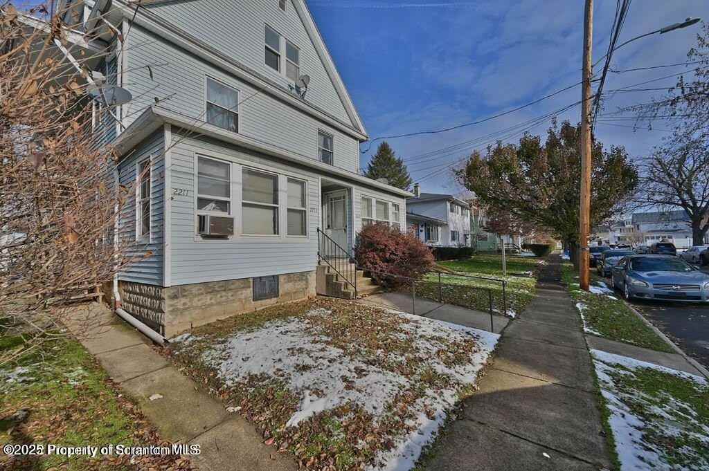 2211 Brown Ave - Photo 3 of 37