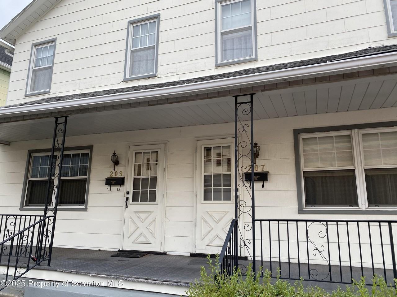 209 West Grace Street - Photo 2 of 11