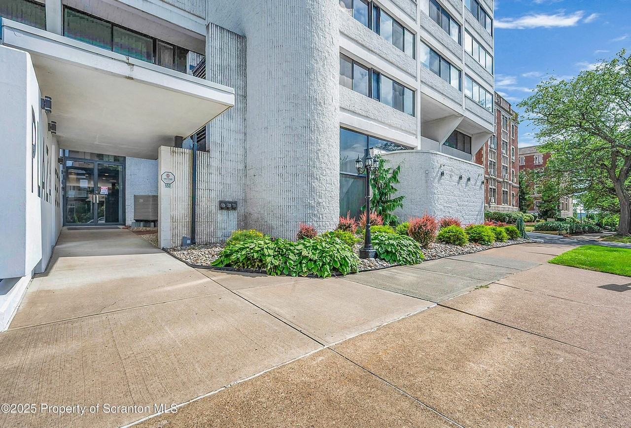 550 Clay Ave Apt 3b #3B - Photo 2 of 17